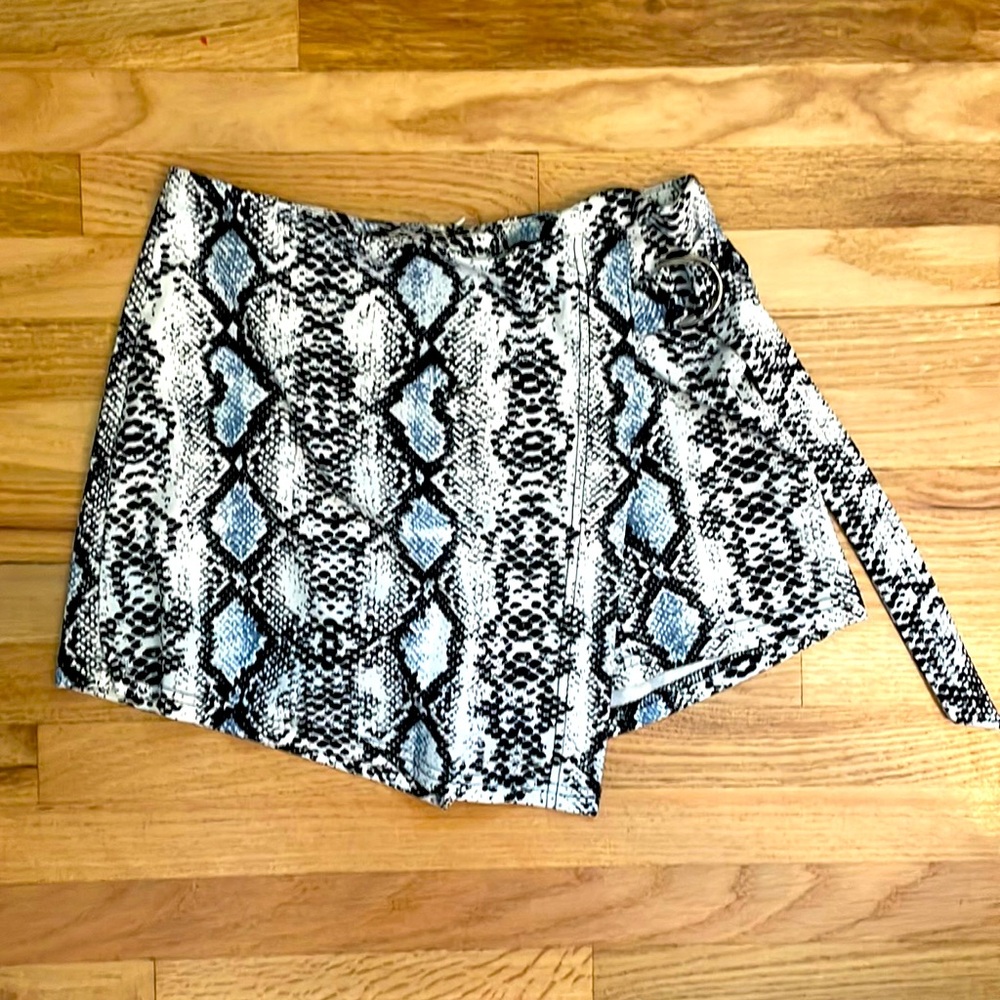 Snake print SKORT with 90s hip belt 🐍❤️‍🔥🤩